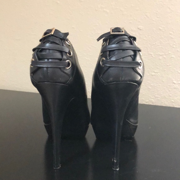 Corset backed black platform BCBG heels - Picture 2 of 6